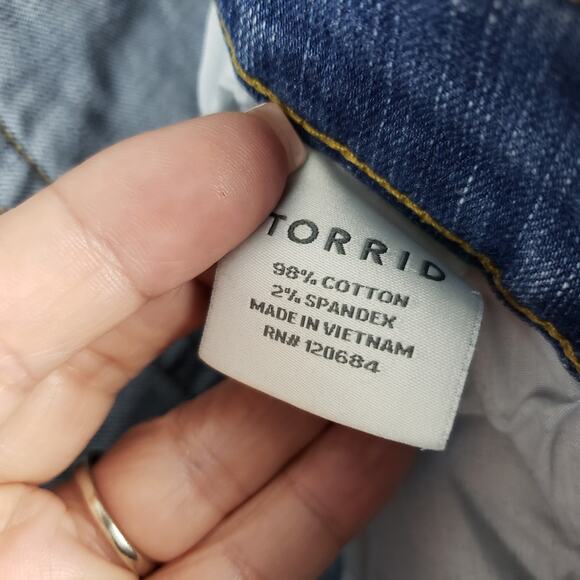 Torrid Women's 18 Jean Shorts Classic Medium Wash Big Pocket Everyday Denim - Picture 7 of 8